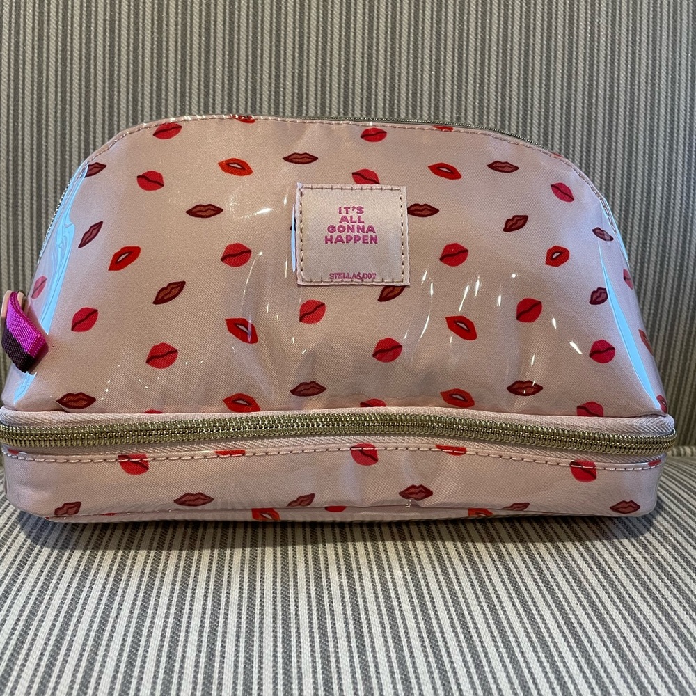 Stella & Dot Crush It Beauty Bag Lips print